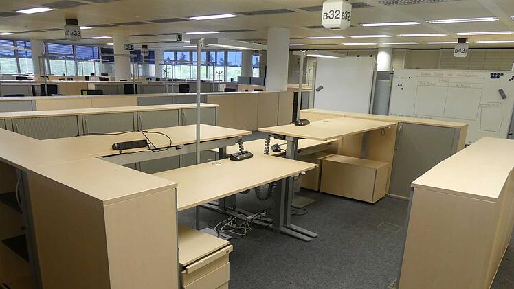 Erlangen: Siemens versteigert komplette B&uuml;roeinrichtungen - Schreibtische, K&uuml;che und Co.