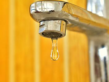 Wasserhahn Wassertropfen