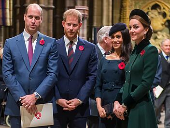 Die Prinzen William (links) und Harry standen im Team mit ihren Frauen Prinzessin Kate (rechts) und Herzogin Meghan lange an der Spitze der Beliebtheitsskala. Wie der Streit zwischen den Br&uuml;dern alles ver&auml;nderte, erz&auml;hlt nun eine wiederholte Doku bei ARTE.