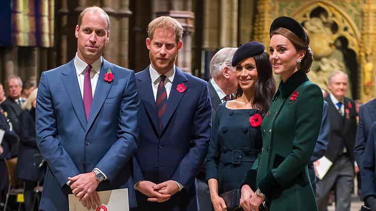 Die Prinzen William (links) und Harry standen im Team mit ihren Frauen Prinzessin Kate (rechts) und Herzogin Meghan lange an der Spitze der Beliebtheitsskala. Wie der Streit zwischen den Br&uuml;dern alles ver&auml;nderte, erz&auml;hlt nun eine wiederholte Doku bei ARTE.