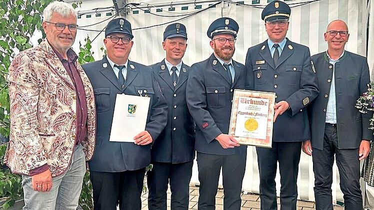Gruppenbild nach der &Uuml;berreichung der Urkunden und Gastgeschenke (von links): B&uuml;rgermeister Bernhard Storath, der Vorsitzende der FFW Freiberg Norman H&uuml;mmer, der Vorsitzende der FFW Eggenbach Michael B&ouml;hm, Kommandant Benedikt Sebald, Kreisbrandrat...