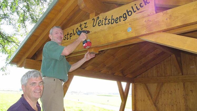 Bernhard Storath (li.) und Bund-Naturschutz-Vorsitzender Anton Reinhardt freuen sich: Das Fahrradrastplatz-Häuschen ist fertig.