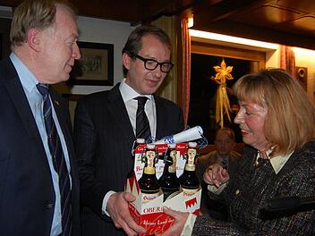 "Genau die richtige Generalsekretärs-Ration für die Heimfahrt", freute sich Alexander Dobrindt (Mitte), als ihm Ingrid Ott sechs Flaschen Rödentaler Bier überreichte. Links MdB Hans Michelbach. Foto: Oliver Schmidt