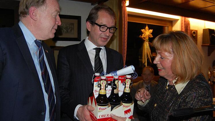 "Genau die richtige Generalsekretärs-Ration für die Heimfahrt", freute sich Alexander Dobrindt (Mitte), als ihm Ingrid Ott sechs Flaschen Rödentaler Bier überreichte. Links MdB Hans Michelbach. Foto: Oliver Schmidt