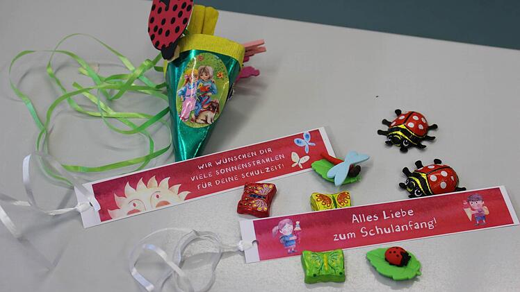 Ein hübsches Lesezeichen, auf dessen Rückseite der Name des Kindes prangt, ein Marienkäfer-Radiergummi und ein Stück Schokolade sollen den Erstklässlern den Einstig in die Schule versüßen. Foto: Nina Grötsch