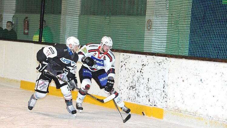 Derbyzeit: Szene aus dem Spiel der Kissinger Wölfe gegen den ESC Haßfurt. Foto: Hopf