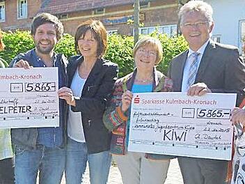 Schecks erhielten das Jugendzentrum "Kiwi" in Küps und den Förderverein des Jugend- und Kulturtreffs "Struwwelpeter" in Kronach (v. l.): Fördervereins-Vorsitzende Claudia Dautel, der "Struwwel"-Leiter Samuel Rauch, die Vorsitzende des Struwwel-Fördervereins Charlotte Deckelmann, Jugendwerkstatt-Fördervereinsschatzmeisterin Sybille Püttner, Bürgermeister Herbert Schneider und die "Kiwi"-Leiterin Gabriele Forkel.  Foto: Rainer Glissnik