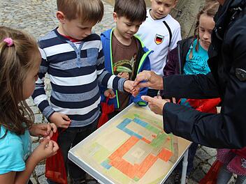 Jetzt wird gepuzzelt: Auf dem Grundriss des Thurnauer Schlosses mussten bei der Kinderführung in Thurnau die Bausteine genau eingefügt werden. Fotos: Katharina Müller-Sanke