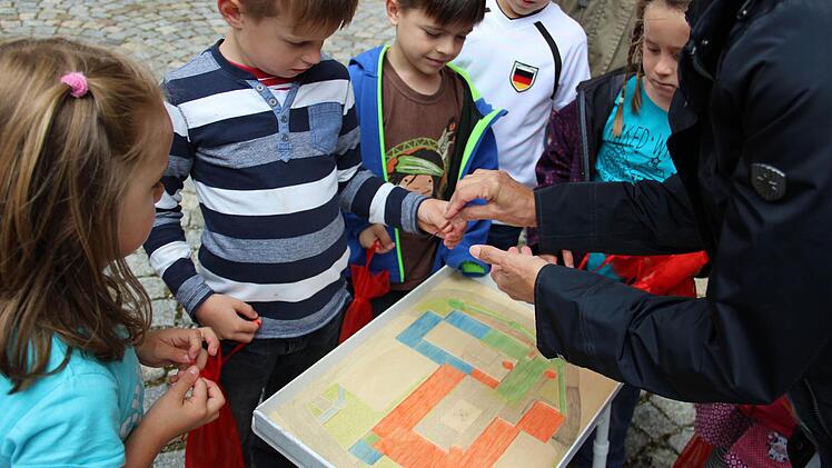 Jetzt wird gepuzzelt: Auf dem Grundriss des Thurnauer Schlosses mussten bei der Kinderführung in Thurnau die Bausteine genau eingefügt werden. Fotos: Katharina Müller-Sanke