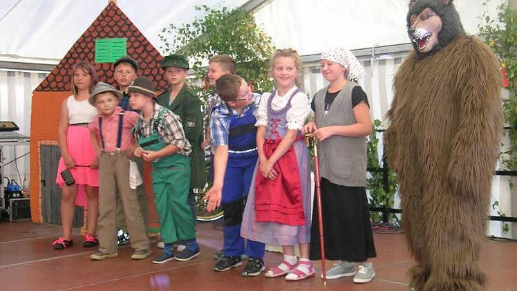 Die Grundschulkinder gaben in ihrem Theaterstück die Geschichte vom Kragenbär zum Besten.