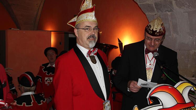 Wieland Beierkuhnlein (rechts) vom Fastnachtsverband Franken ehrte Hans Neuberg.  Foto: Friedwald Schedel