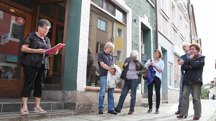 In diesem Gebäude wohnten die Schwestern Spier. Cornelia Mence liest ein Gedicht von Josef Krug vor. Foto: Ulrike Müller