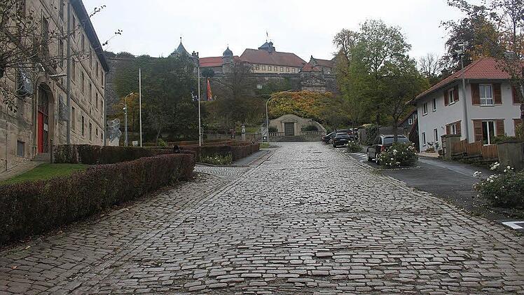 Die Kronacher Festungsstraße muss umfassend saniert werden. Würde die Straßenausbaubeitragssatzung die Straßenausbaubeitragssatzung angewendet, müssten vier private Hauseigentümer hohe Beiträge entrichten. Die Straße wird durchschnittlich täglich von 300 Fahrzeugen benutzt. Foto: Veronika Schadeck