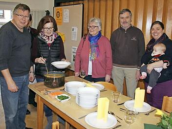 Suppe, Hauptgang und Nachspeise standen auch am Donnerstag wieder auf dem Speisenplan. Küchenchef Hans-Werner Steger, Ingrid Mandery vom Helferteam, Cornelia Schulze-Weidlich vom Diakonischen Werk Haßberge sowie F.I.T.-Koordinatorin Barbara Denninger (im Bild von links) bedienen ihre Kundschaft sogar. Foto: Ralf Kestel