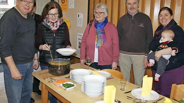 Suppe, Hauptgang und Nachspeise standen auch am Donnerstag wieder auf dem Speisenplan. Küchenchef Hans-Werner Steger, Ingrid Mandery vom Helferteam, Cornelia Schulze-Weidlich vom Diakonischen Werk Haßberge sowie F.I.T.-Koordinatorin Barbara Denninger (im Bild von links) bedienen ihre Kundschaft sogar. Foto: Ralf Kestel