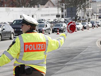 Eine Polizistin regelt am Montagmittag den Verkehr auf der Bayreuther Straße (B 470). Fotos: Andreas Schmitt