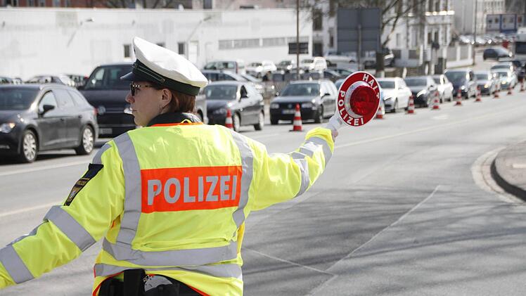 Eine Polizistin regelt am Montagmittag den Verkehr auf der Bayreuther Straße (B 470). Fotos: Andreas Schmitt