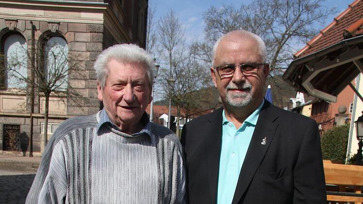 Kurt Grampp ist seit siebzig Jahren bei der NGG - der Vorsitzende Hans-Georg-Prehmus gratulierte. Foto: Sonny Adam