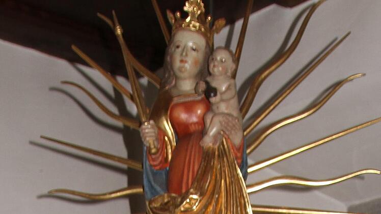 Die Madonna mit dem Kind oder Himmelskönigin stammt schon aus der alten Kapelle und ist auch in der neuen Kirche von Breitbrunn zu sehen.