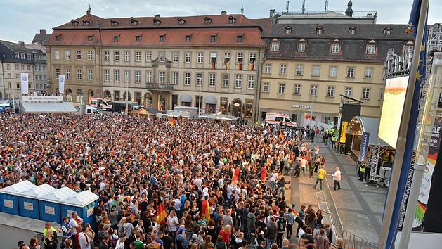 Dem Spa&szlig; in der Fanmeile auf dem Maxplatz steht nicht mehr im Wege. Foto: Ronald Rinklef