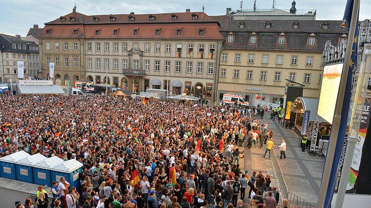 Dem Spaß in der Fanmeile auf dem Maxplatz steht nicht mehr im Wege. Foto: Ronald Rinklef