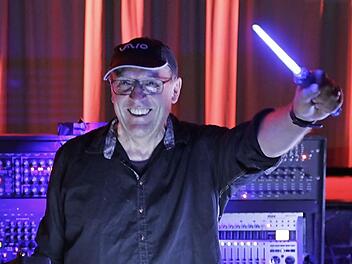 Mit einem Bein noch in der alten Heimat Karlsfeld bei Dachau ist Richard Aicher inzwischen schon fast ein Zeiler: hier beim "Weltklang"-Auftritt im Zeiler Capitol-Theater Foto: Bruno Schneyer