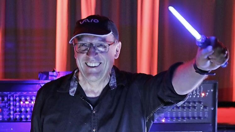 Mit einem Bein noch in der alten Heimat Karlsfeld bei Dachau ist Richard Aicher inzwischen schon fast ein Zeiler: hier beim "Weltklang"-Auftritt im Zeiler Capitol-Theater Foto: Bruno Schneyer