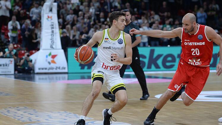 David Stockton (links, hier gegen Dusan Djordjevic ) ließ gestern seine zuletzt schwachen Leistungen vergessen.  Foto: Peter Mularczykd
