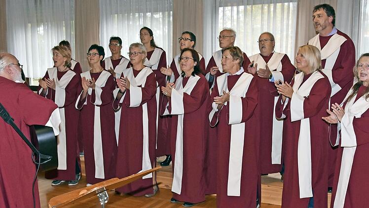 Gefühlvoll und mit viel Leidenschaft trugen die "Free Gospel Singers" aus Zeil mit ihrem Leiter Detlef Winkelmann im Rahmen der Veranstaltung "Kunst trifft Musik" des Gesangvereins "Frohsinn" 1889 Obertheres verschiedene Gospels vor - und begeisterten.  Fotos: Ulrike Langer