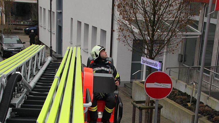 Alles im Blick: Sven Gerhard fährt die Drehleiter aus. Foto: Ulrike Müller