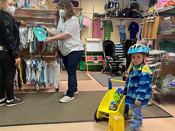 Ludmilla Bohl lässt sich von Dorothee David in der Kiste beraten. Sohn Mark hat schon was für sich gefunden.