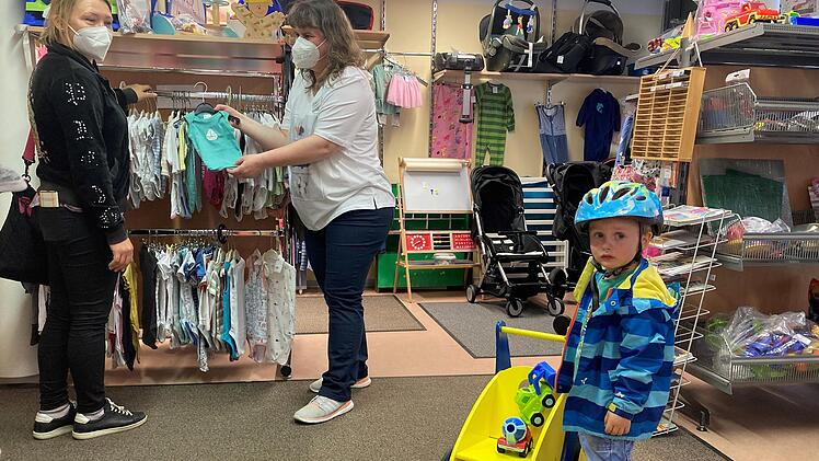 Ludmilla Bohl lässt sich von Dorothee David in der Kiste beraten. Sohn Mark hat schon was für sich gefunden.