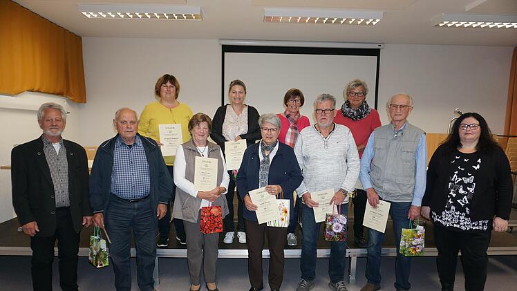 Ehrungen für langjährige Mitgliedschaft beim Gesangsverein Sängerlust Stralsbach. Das Bild zeigt von links: den stellvertretenden Vorsitzenden Ewald Schmück, Stefan Schlereth, Christiane Wegemer, Klara Grom, Stefanie Grom, Antia Stanke, Helene Müller, Heinz Schmück, Gabriele Hochrein, Waldemar Zellhan und Vorsitzende Nicole Schlereth. Foto: Marion Eckert