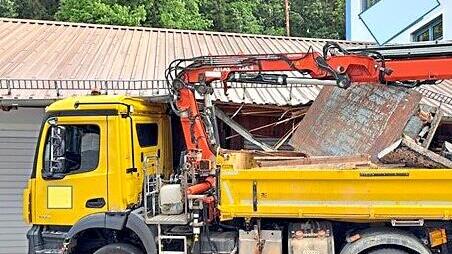 Der Lastwagen rollte nach dem t&ouml;dlichen Unfall noch gegen eine Garage. Polizei