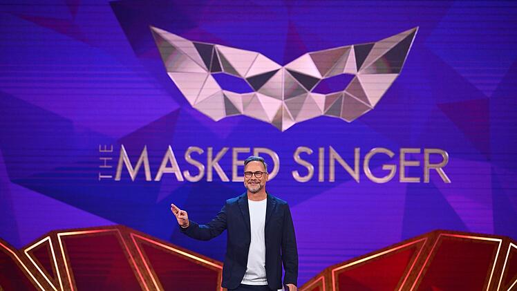 In einer Staffel mit vielen Neuerungen ist er eine der Konstanten: Matthias Opdenh&ouml;vel moderiert den Maskenball.