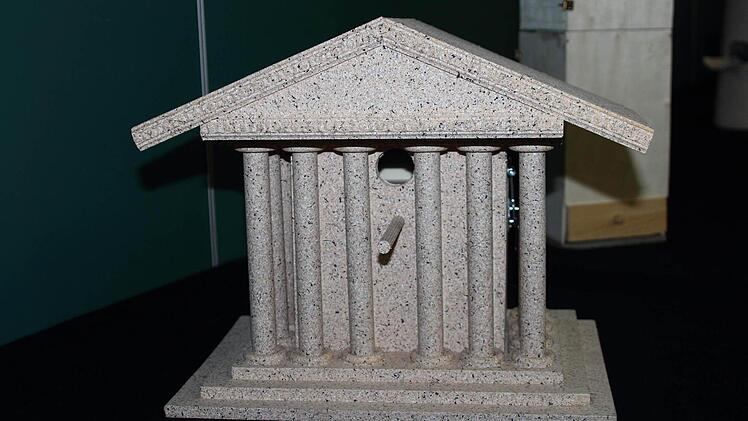 antiker Tempel als Vogelhaus