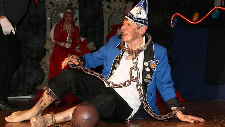 Franz Besold wurde, in Ketten gelegt, auf die Bühne geschleppt und gestand seine Untaten: Ganz Hirschaid sei ausspioniert, bis auf die Unterhosen. Foto: Werner Baier
