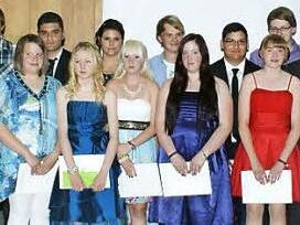 Die Schulbesten mit den Ehrengästen  Foto: Jasmin Frehe