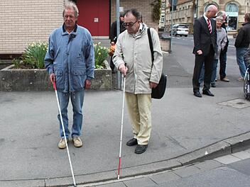 Bei einem Aktionstag anno 2011 demonstrierten Karl-Heinz Paul und Karl-Heinz Marx, wie wichtig eine mindestens drei Zentimeter hohe Bordsteinkante für Blinde und Sehbehinderte ist. Foto: Thomas Mäuser