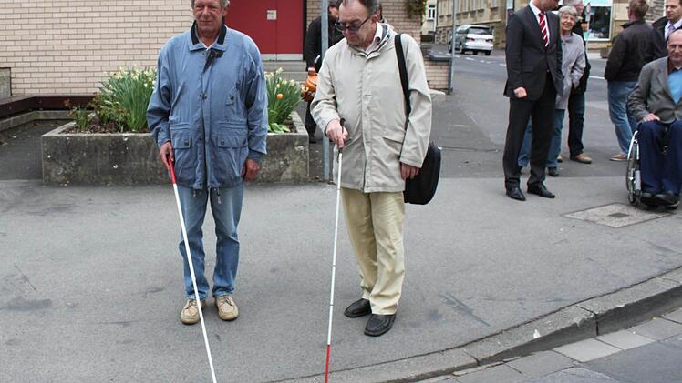 Bei einem Aktionstag anno 2011 demonstrierten Karl-Heinz Paul und Karl-Heinz Marx, wie wichtig eine mindestens drei Zentimeter hohe Bordsteinkante für Blinde und Sehbehinderte ist. Foto: Thomas Mäuser
