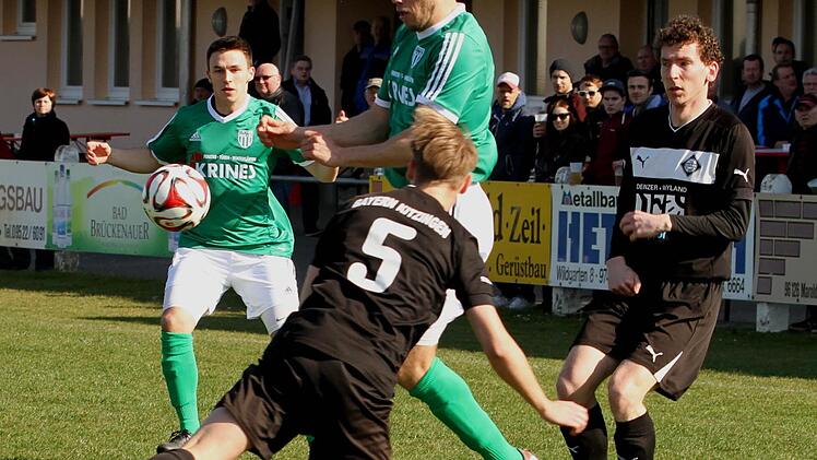 Packender Fight zwischen dem Sander Thorsten Schlereth (2. Von links) und dem Kitzinger Stopper Benedikt Jandl (Nr. 5), links Danny Schlereth und rechts Julian Schuhmann. Foto: Günther Geiling