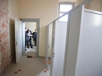 Die Toiletten-Anlagen müssen auf drei Stockwerken saniert werden. Archivfoto: Ronald Rinklef