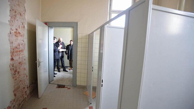 Die Toiletten-Anlagen müssen auf drei Stockwerken saniert werden. Archivfoto: Ronald Rinklef
