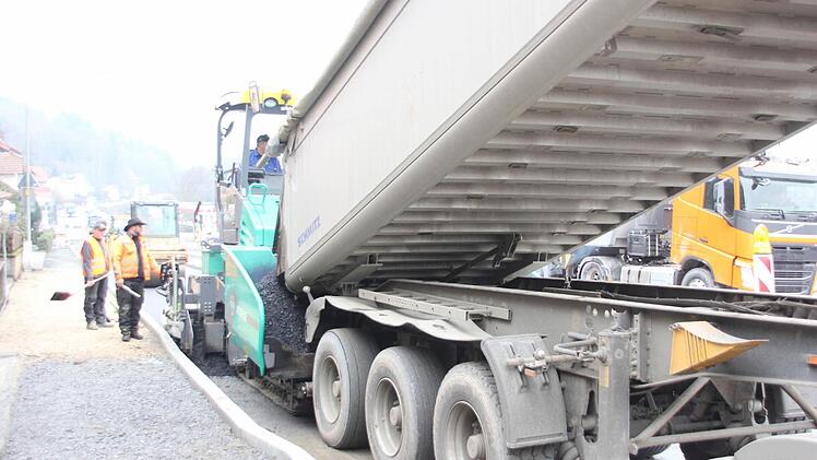 Aus dem Sattelauflieger wird der heiße Asphalt in die Maschine gekippt.  Foto: Friedwald Schedel
