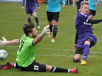 Schon nach sechs Minuten erzielte Dominik Zametzer (re.), der erst im Winter aus Forchheim nach Bamberg wechselte, das 0:1. Kurz vor Schluss markierte er auch den Treffer zum 2:6-Endstand. Foto: Leo Hühnlein