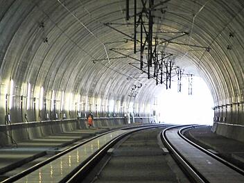 Für Rettungseinsätze im Eisenbahntunnel der ICE-Neubaustrecke überlässt die Bahn dem Landkreis Lichtenfels Spezialausrüstung. Die Aufnahme aus dem Eierbergtunnel bei Wiesen ist entstanden, als sich die Führungsgruppe Katastrophenschutz bei einer Begehung im vergangenen Jahr ein Bild vor Ort machte. Foto: Matthias Einwag