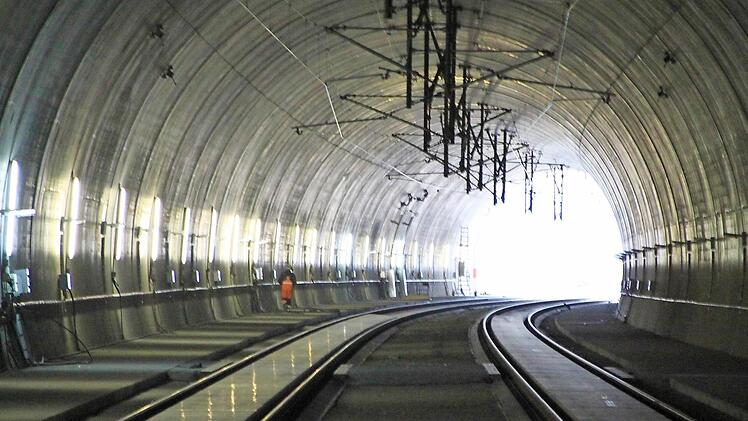 Für Rettungseinsätze im Eisenbahntunnel der ICE-Neubaustrecke überlässt die Bahn dem Landkreis Lichtenfels Spezialausrüstung. Die Aufnahme aus dem Eierbergtunnel bei Wiesen ist entstanden, als sich die Führungsgruppe Katastrophenschutz bei einer Begehung im vergangenen Jahr ein Bild vor Ort machte. Foto: Matthias Einwag