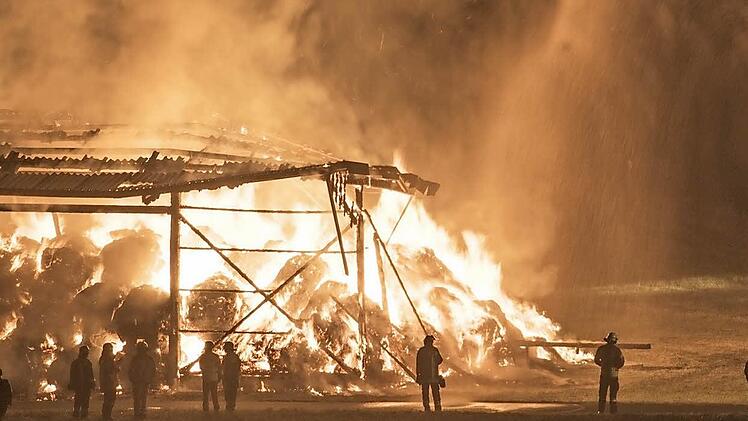 In hellen Flammen stand die landwirtschaftliche Lagerhalle in Schönderling im September, als die Feuerwehr alarmiert wurde. Foto: Jürgen Hüfner