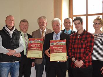 Auf dem Bild sind zu sehen: Matthias Hallhuber (von links, Abteilungsleiter Fußball SVR), Alfred Gündling, Ehrenbürger Adolf Keller, Ehrenbürger und Altbürgermeister Franz Büttner, 2. Bürgermeister Martin Thürmer, Daniel Wittkowski (Organisator Ferienprogramm) und Weinprinzessin Mirjam Gößmann-Schmitt. Foto: Andreas Lomb