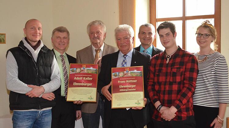 Auf dem Bild sind zu sehen: Matthias Hallhuber (von links, Abteilungsleiter Fußball SVR), Alfred Gündling, Ehrenbürger Adolf Keller, Ehrenbürger und Altbürgermeister Franz Büttner, 2. Bürgermeister Martin Thürmer, Daniel Wittkowski (Organisator Ferienprogramm) und Weinprinzessin Mirjam Gößmann-Schmitt. Foto: Andreas Lomb